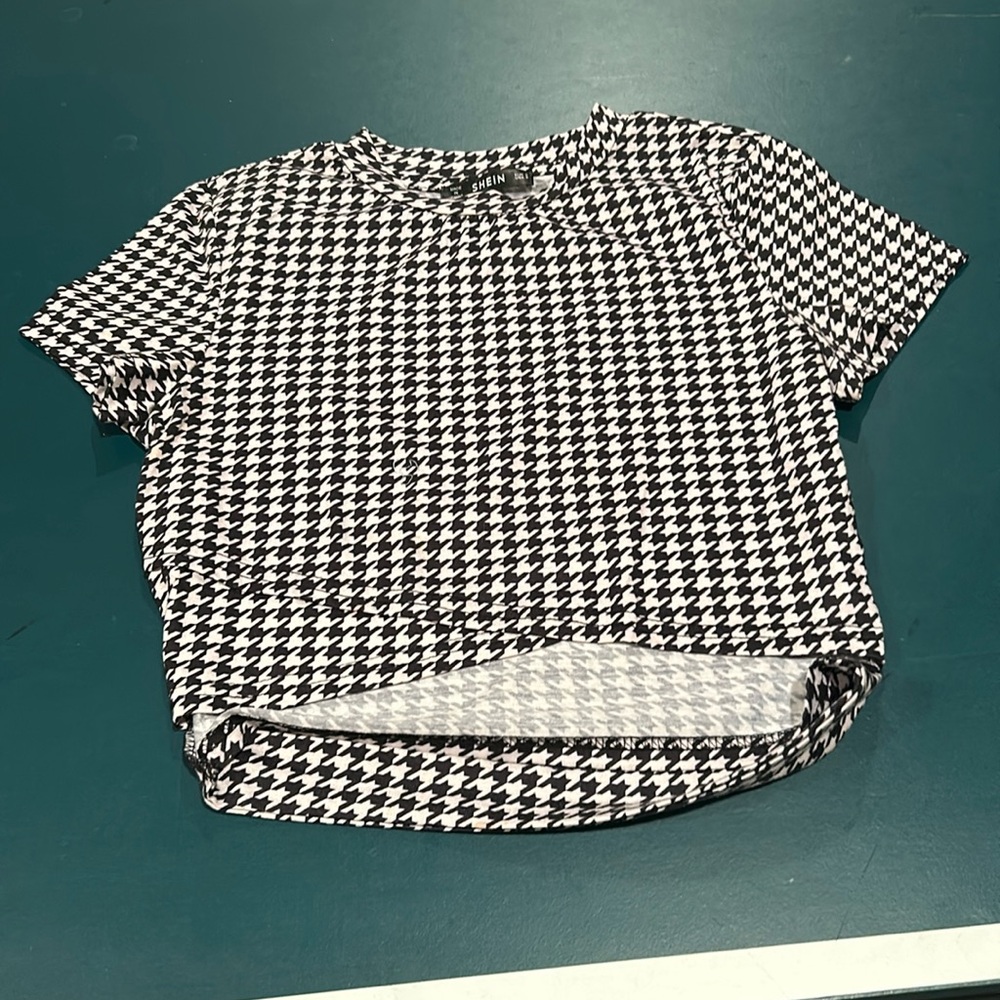 Crop/Cutout tee